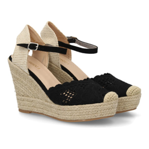 Alpargata cuña destalonada con calados para mujer.