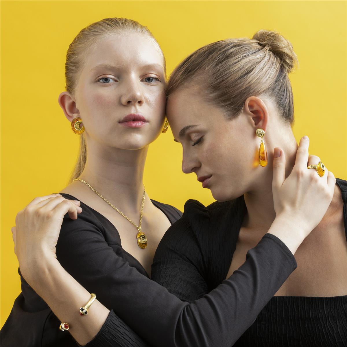 Collar con Resina Ambar acabado oro 18k