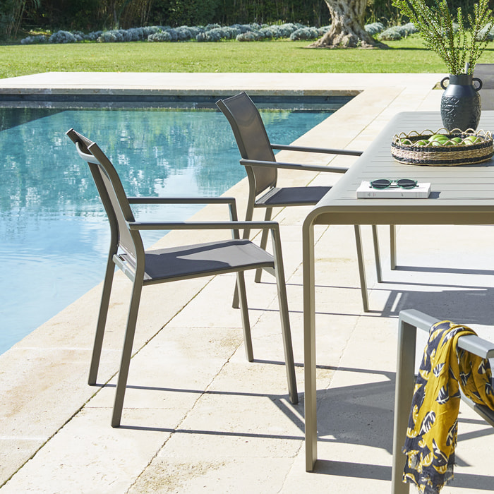 Fauteuil de jardin empilable "Essentia" wengé & praline en aluminium traité en epoxy