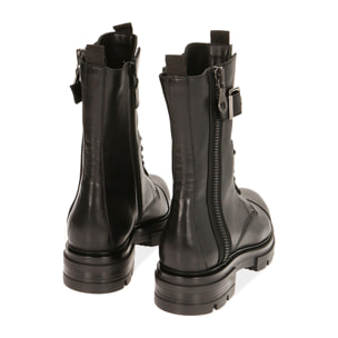 Botas militares de piel negra, tacón de 4 cm.