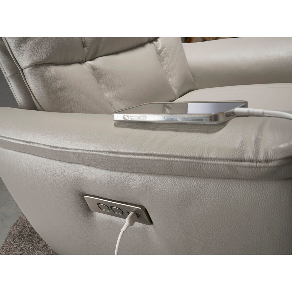 Sillón Angel Cerdá relax giratorio con reposabrazos con asiento y respaldo tapizados en piel de origen vacuno en gris patas de acero inoxidable en epoxi negro 85x80x106cm