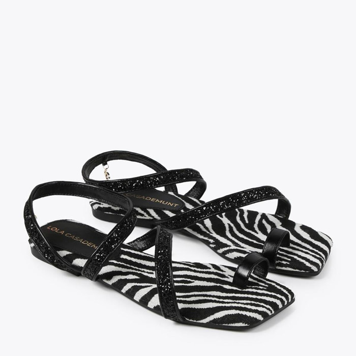 Sandali con fascette metallizzate e plantare con stampa zebrata