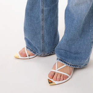 Sandalias planas blancas minimalistas chic