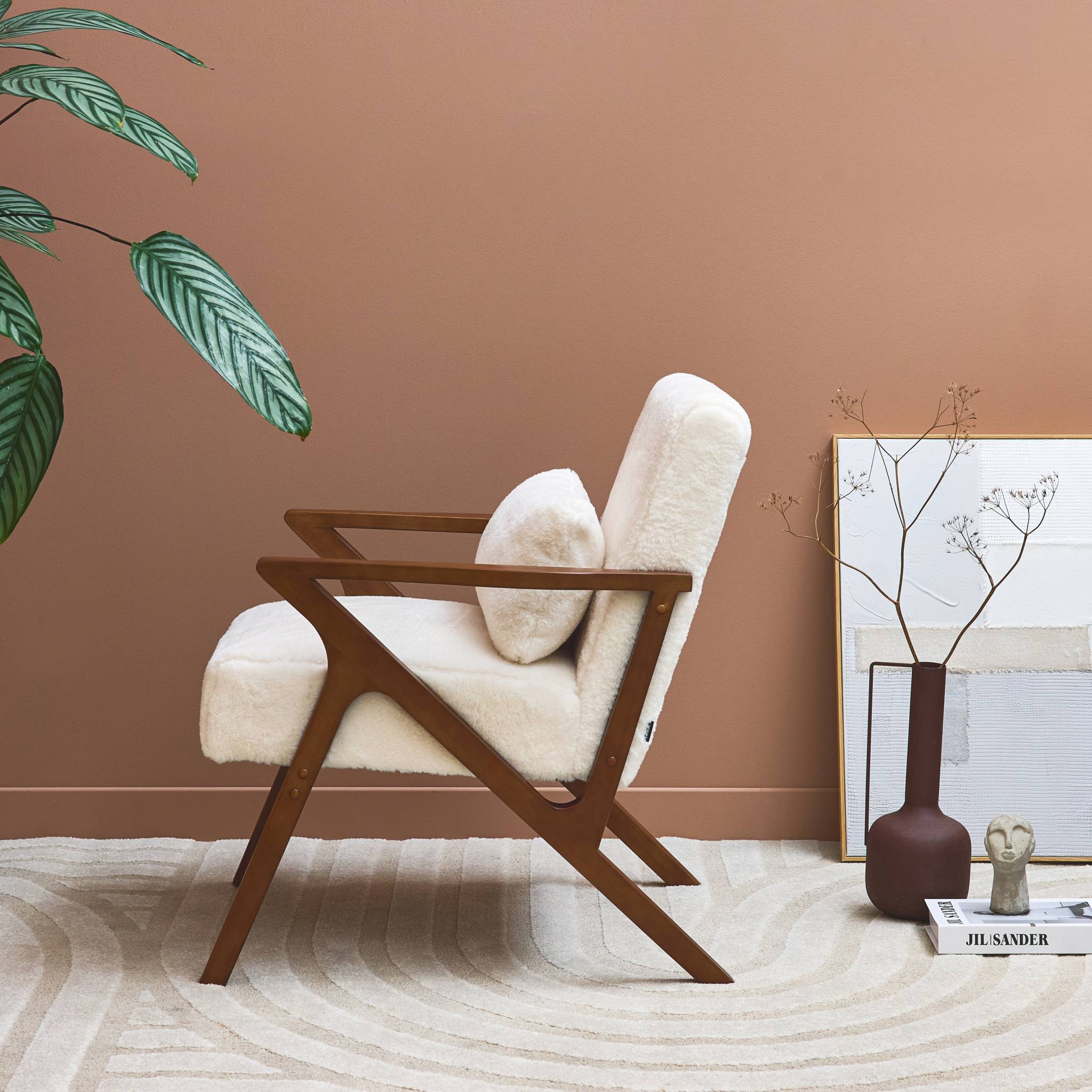 Fauteuil scandinave bois d'hévéa teinté noyer et tissu effet fausse fourrure