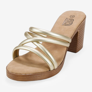 Sandalias doradas con tacón efecto madera