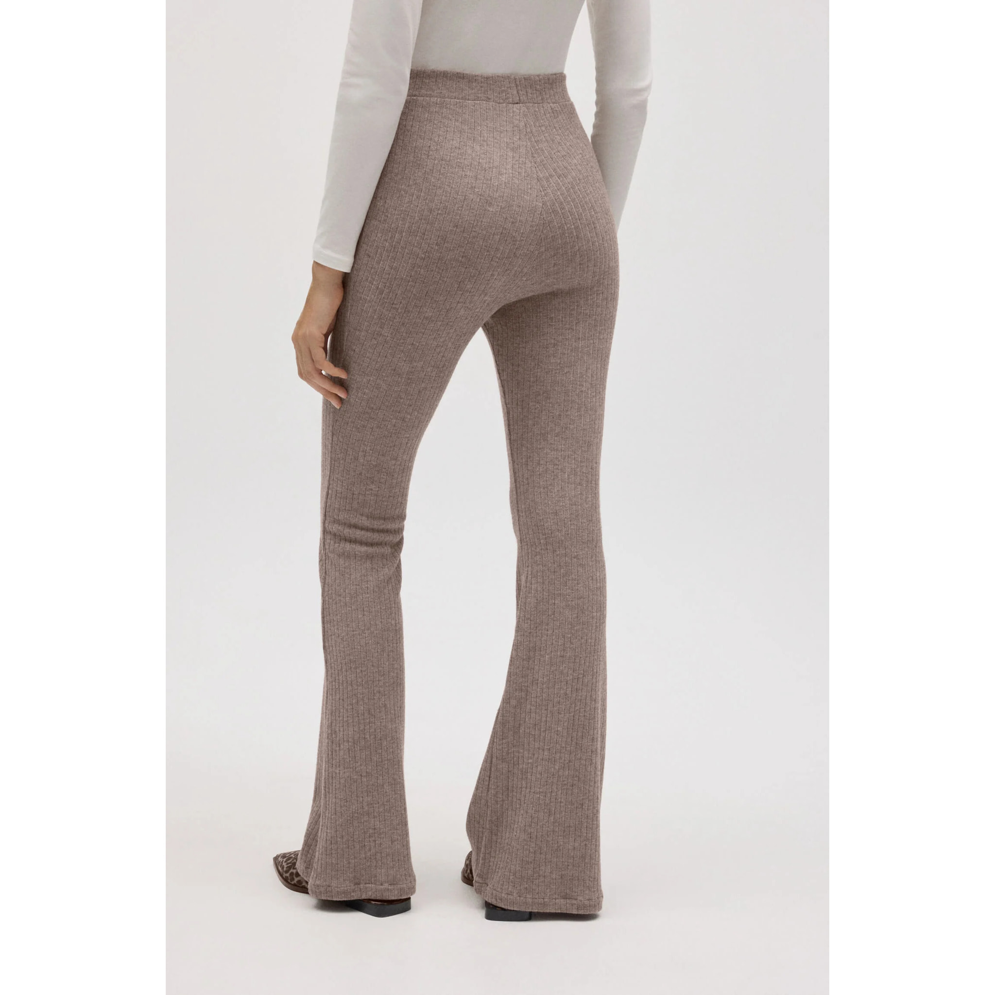 Pantaloni svasati in maglia a coste marroni