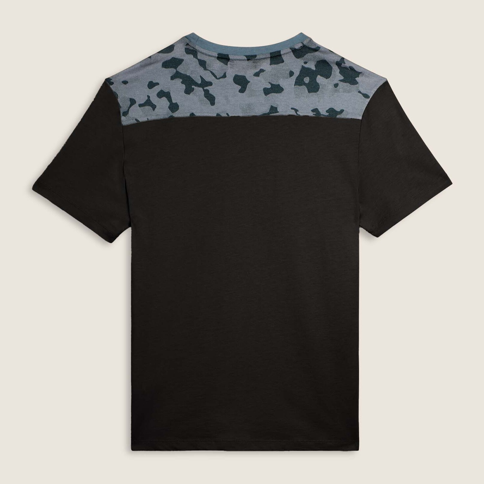 T-shirt con inserti camouflage e logo sul cuore