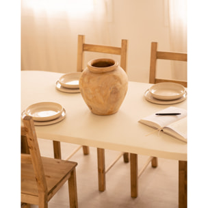 Mesa de comedor ovalada de microcemento en tono blanco roto con patas de madera tono roble oscuro de varias medidas