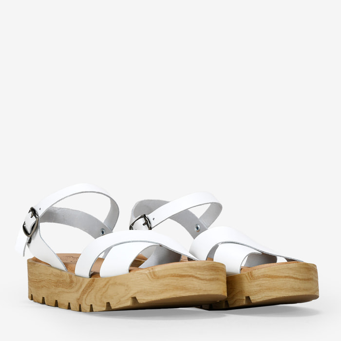 Sandalias blancas en piel con plataforma de madera