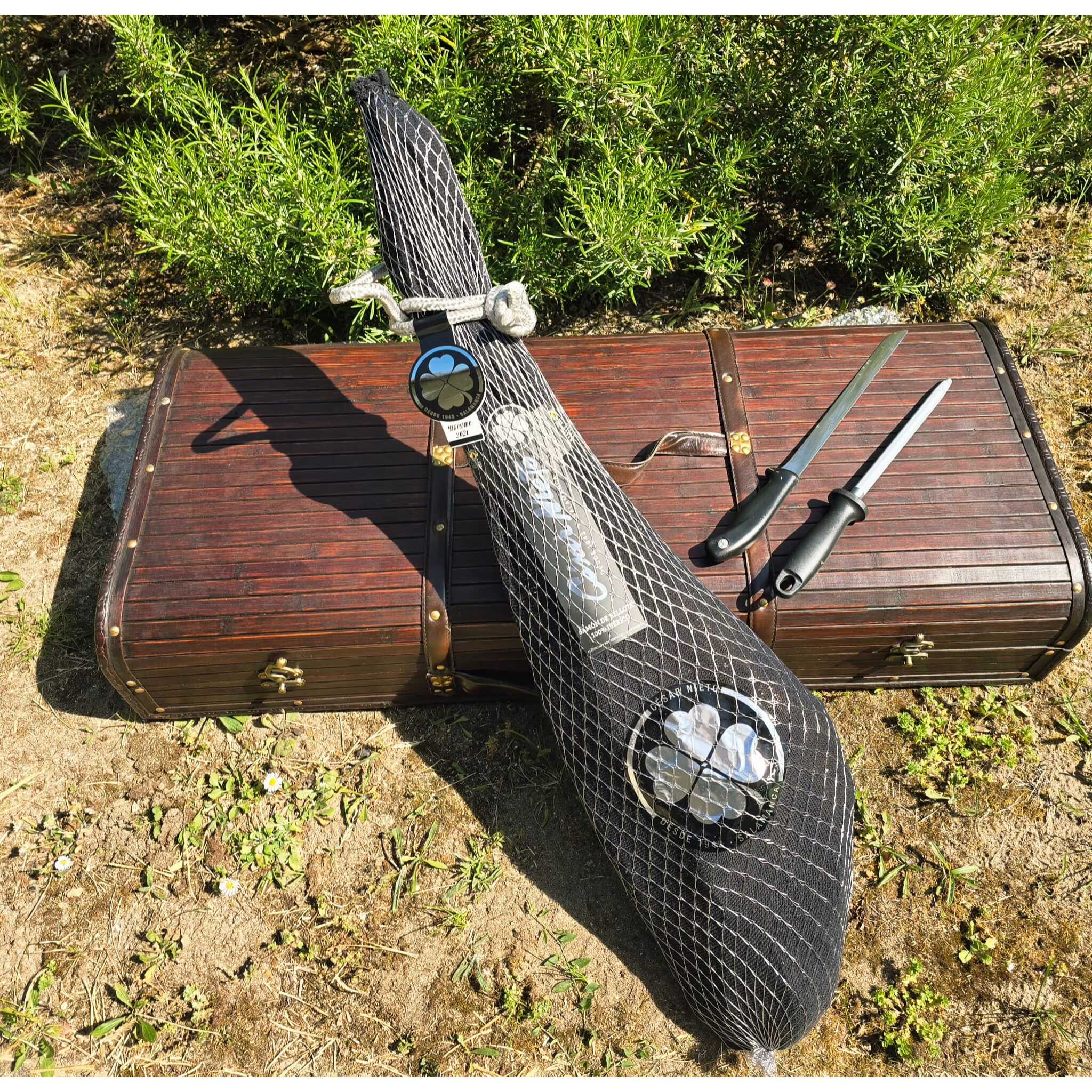 Valise Maestro Cortador 100% Ibérico : Jambon Bellota 100% Affiné plus de 36 mois + Couteau et Affûteur + Caisse Décorative - 6,5kg - Espagne - César Nieto.