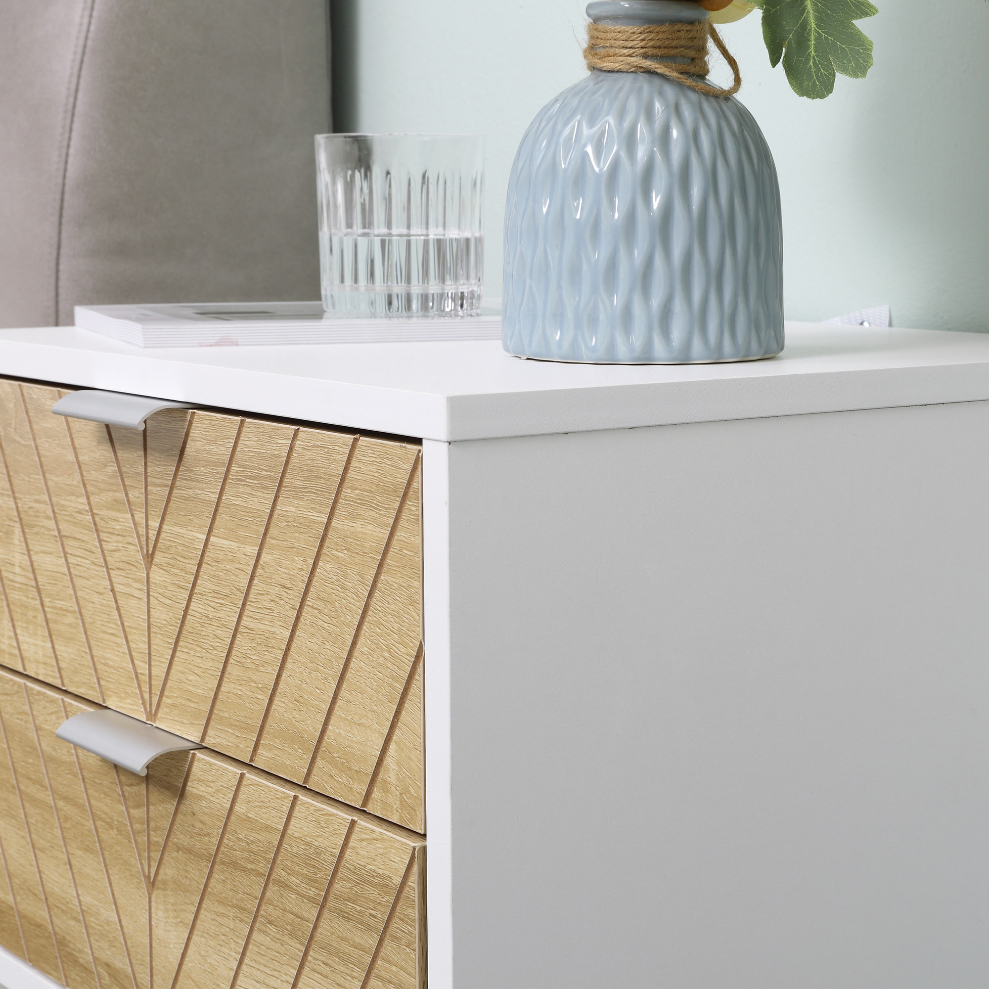 Chevet table de nuit style graphique - 2 tiroirs façades chevrons - acier blanc aspect bois clair