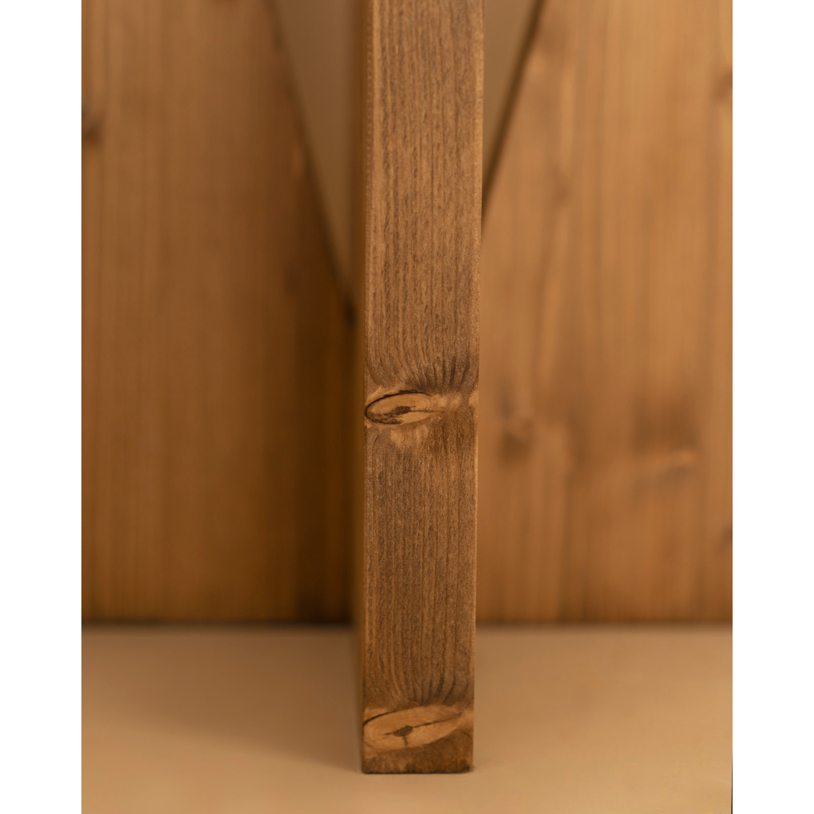 Mesita de noche de madera maciza en tono roble oscuro de 40x40cm Alto: 40 Largo: 40 Ancho: 40