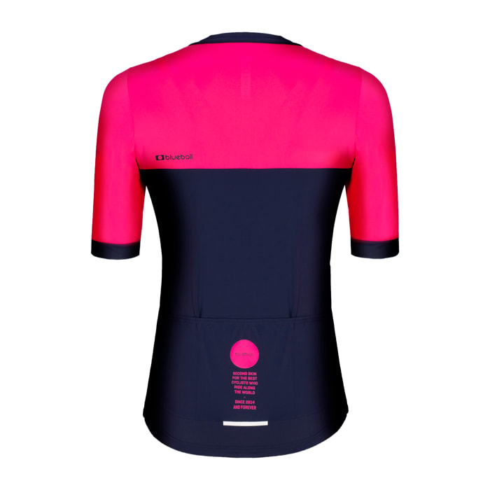 Camiseta ciclista de mujer de manga corta en color rosa y azul.