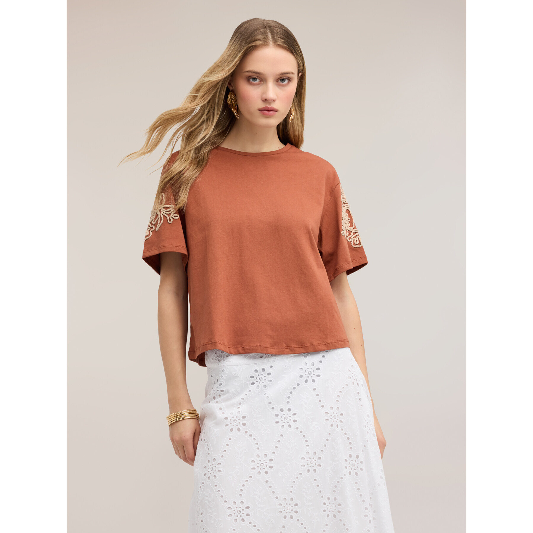 Motivi - T-shirt in jersey con ricami floreali - Marrone