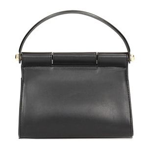 Minibolsa negra bajo el brazo