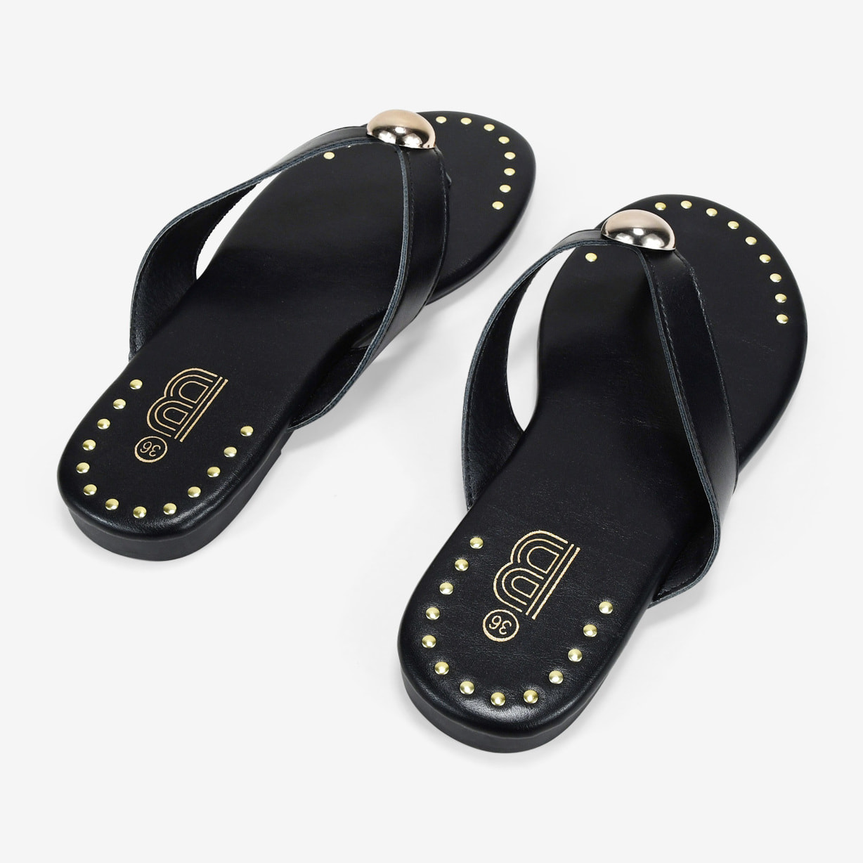 Sandalias de dedo negras planas con metal y tachuelas