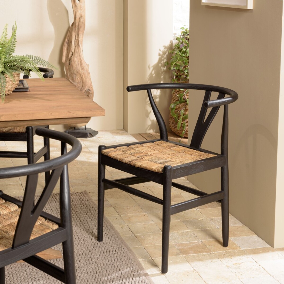 SIXTINE - Chaise noire en bois de teck recyclé dossier arrondi