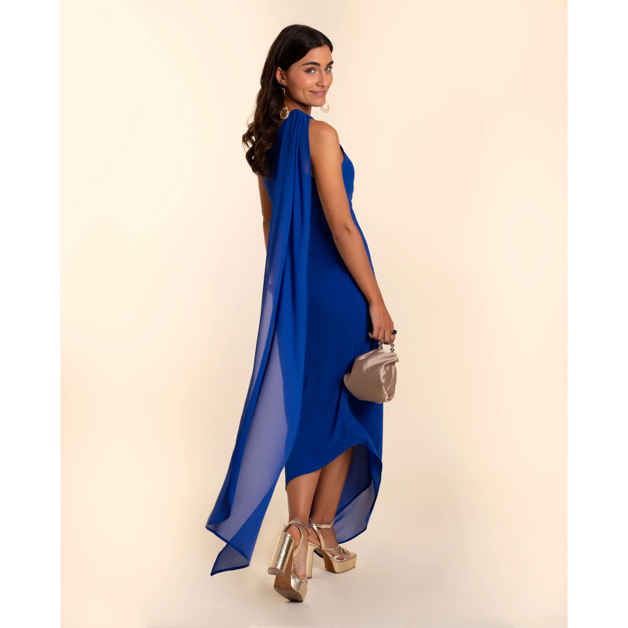 Vestido asimétrico con fular