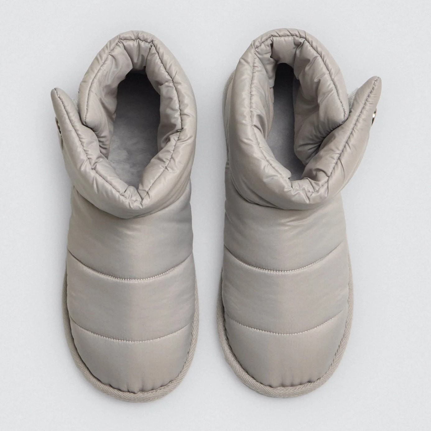 Stivali da casa imbottiti con bottoni decorativi