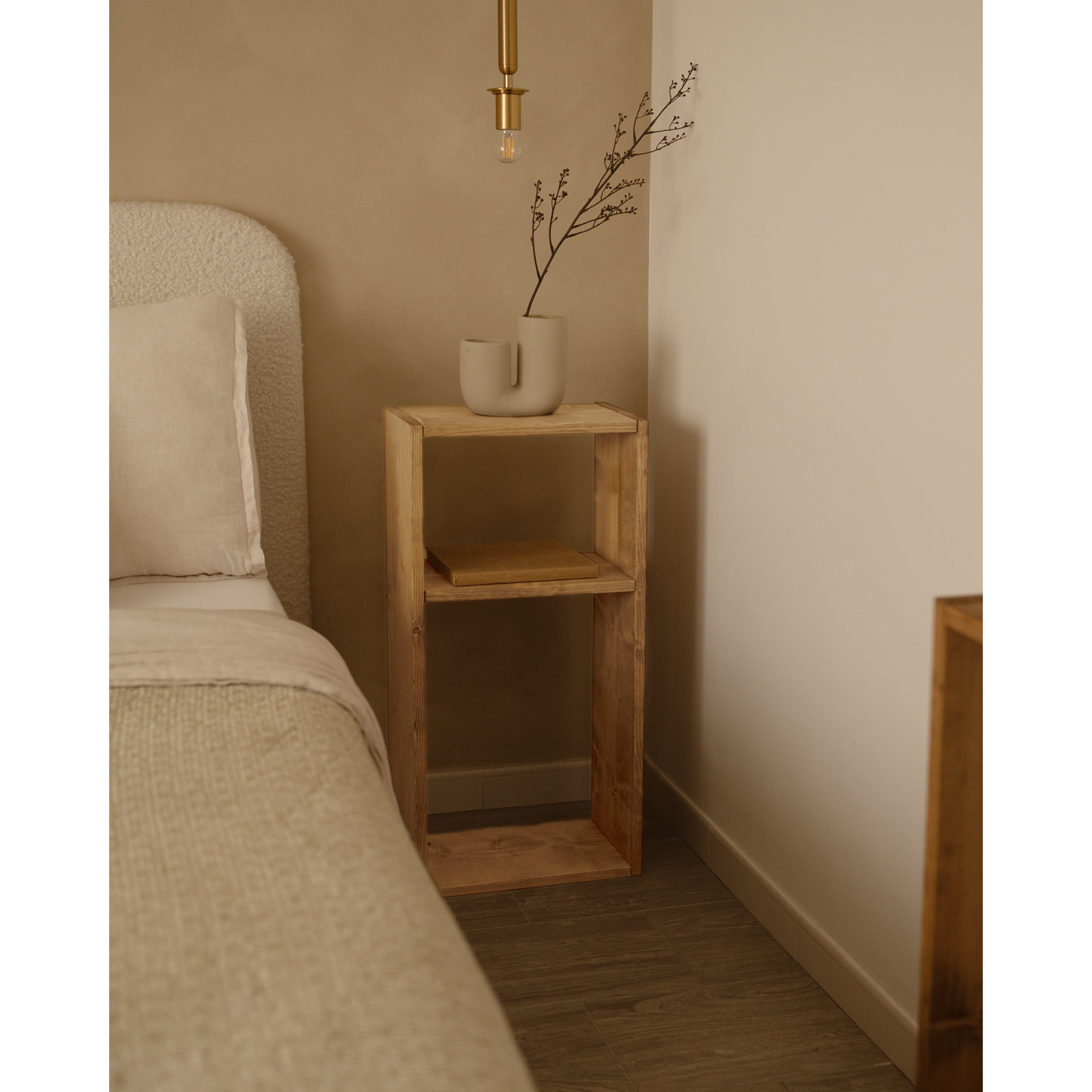 Mueble auxiliar de madera maciza en tono roble medio con 1 separador Alto: 38 Largo: 80 Ancho: 20