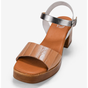 Sandalias de tacón taupe en piel con cierre de hebilla
