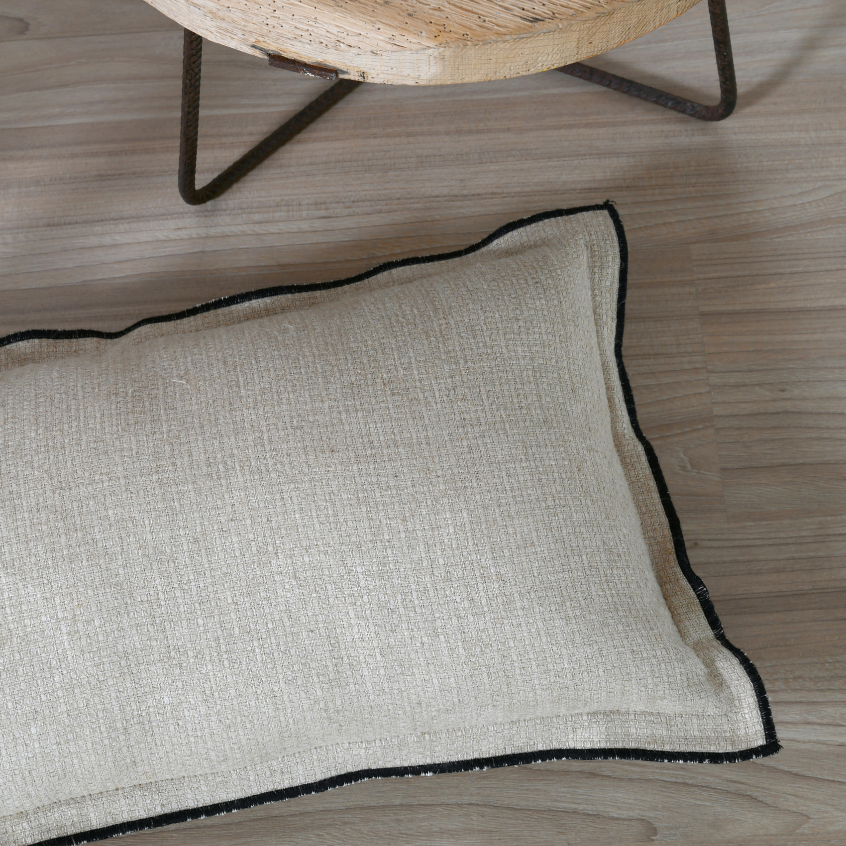 Coussin  poly-lin volant plat feston noir - Naturel