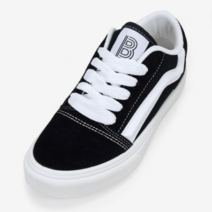 Zapatillas deportivas negras con cordones