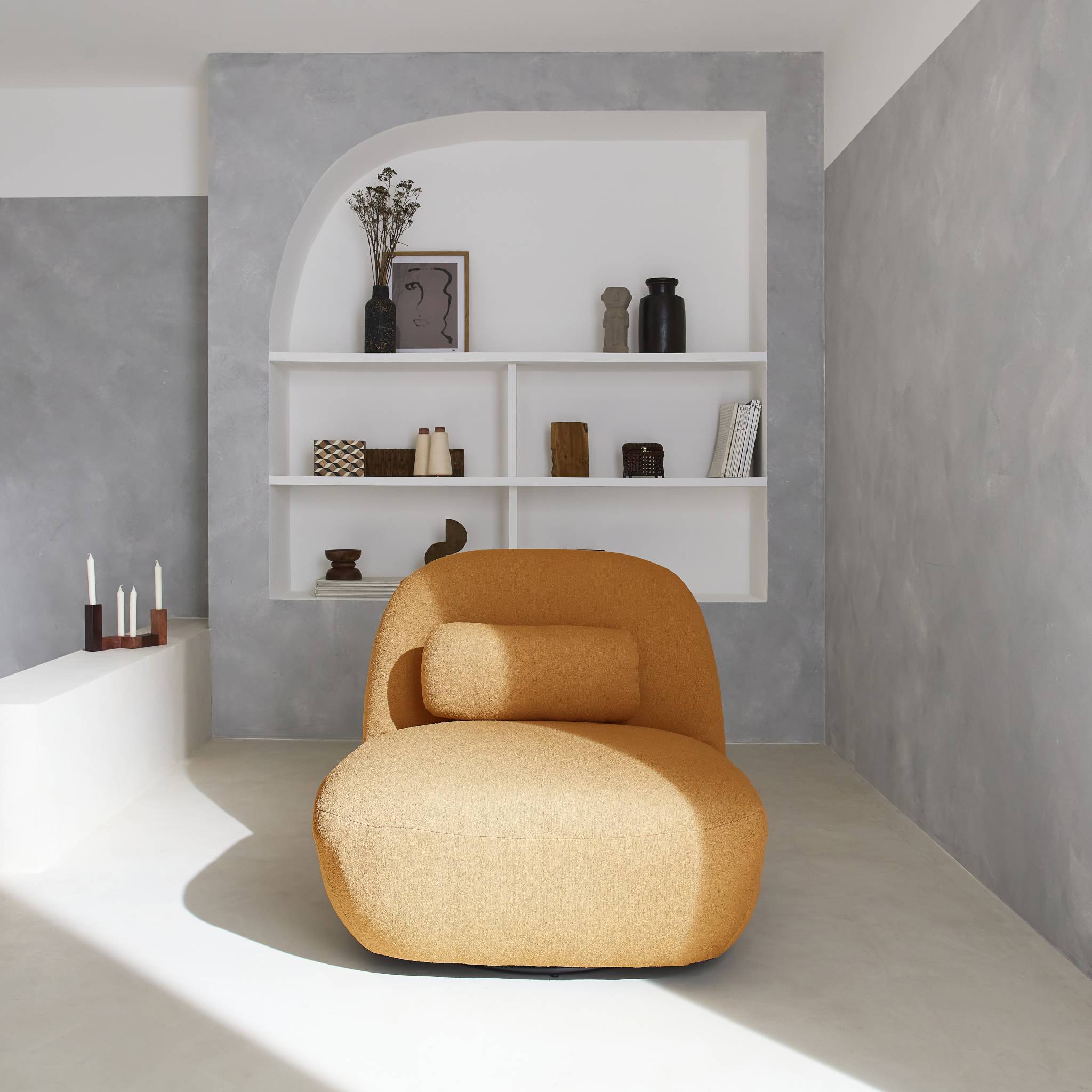 Fauteuil pivotant 360° en bouclette texturée moutarde. piètement en métal noir mat - SPINO