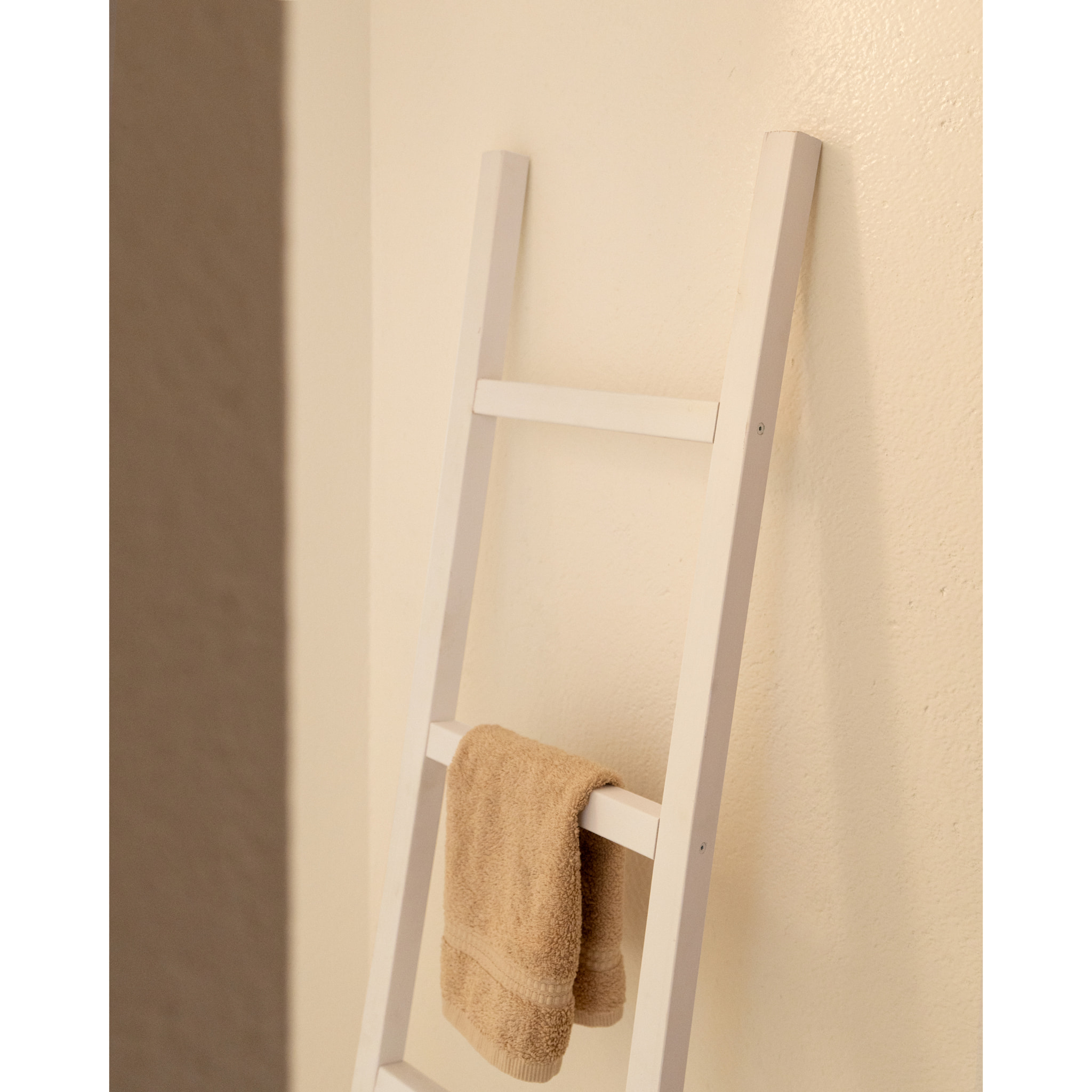 Escalera de madera maciza color blanco de 41x118x4cm Alto: 118 Largo: 41 Ancho: 3.5