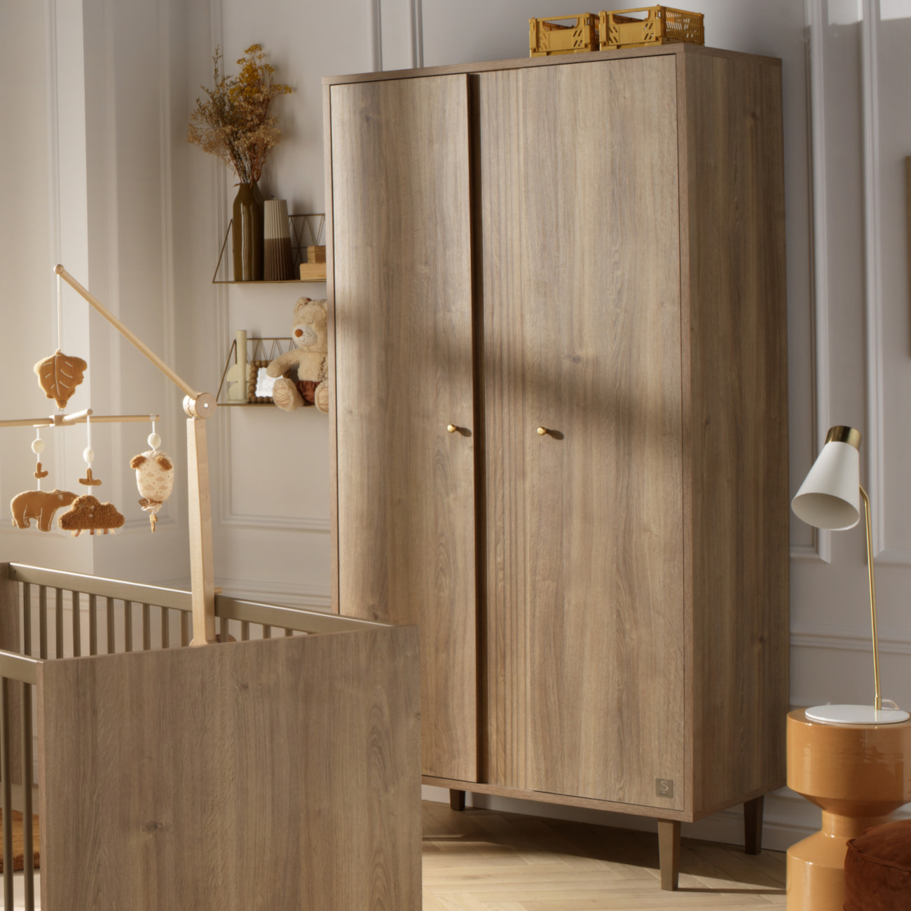 Armoire 2 portes avec détail imitation bois texturé et pieds bois