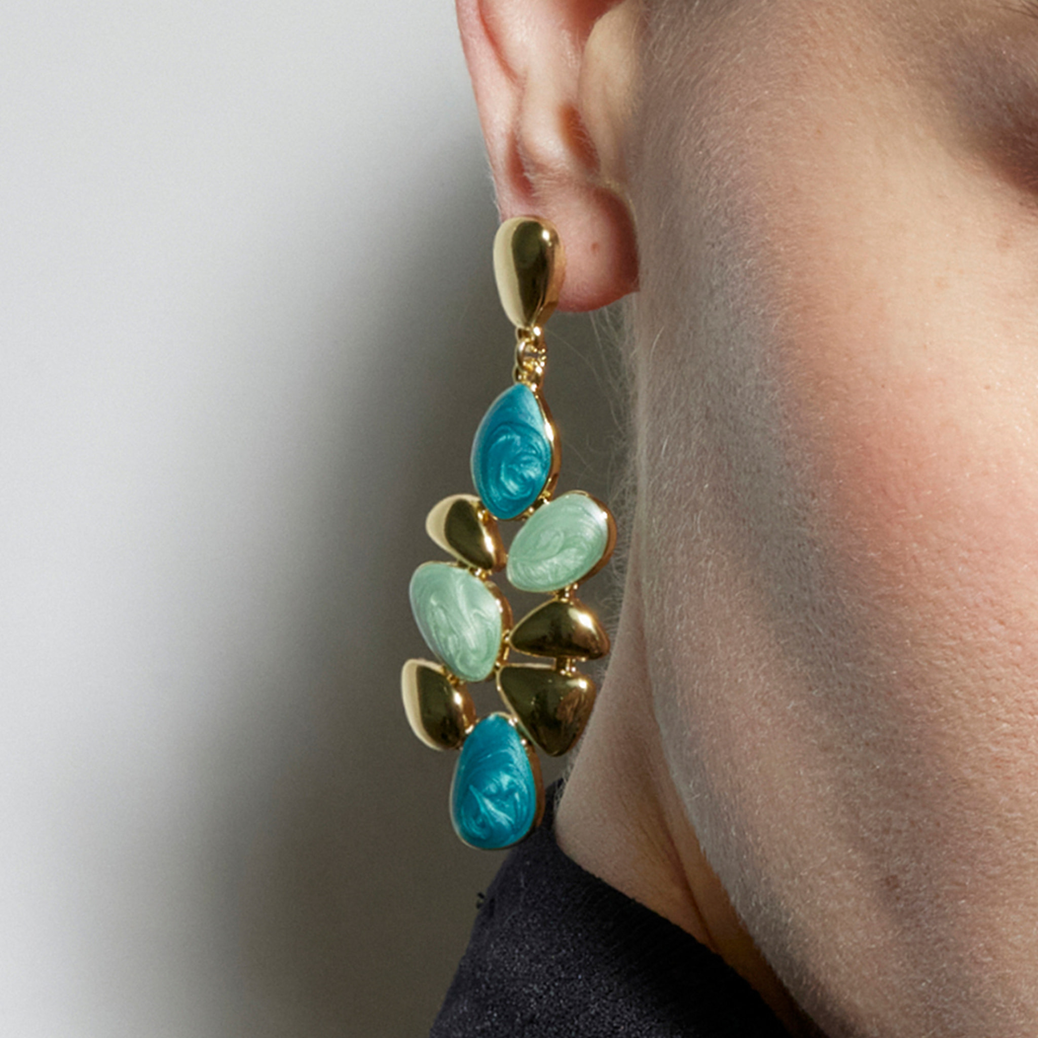 Pendientes de Resina Verde acabados en oro amarillo de 18K