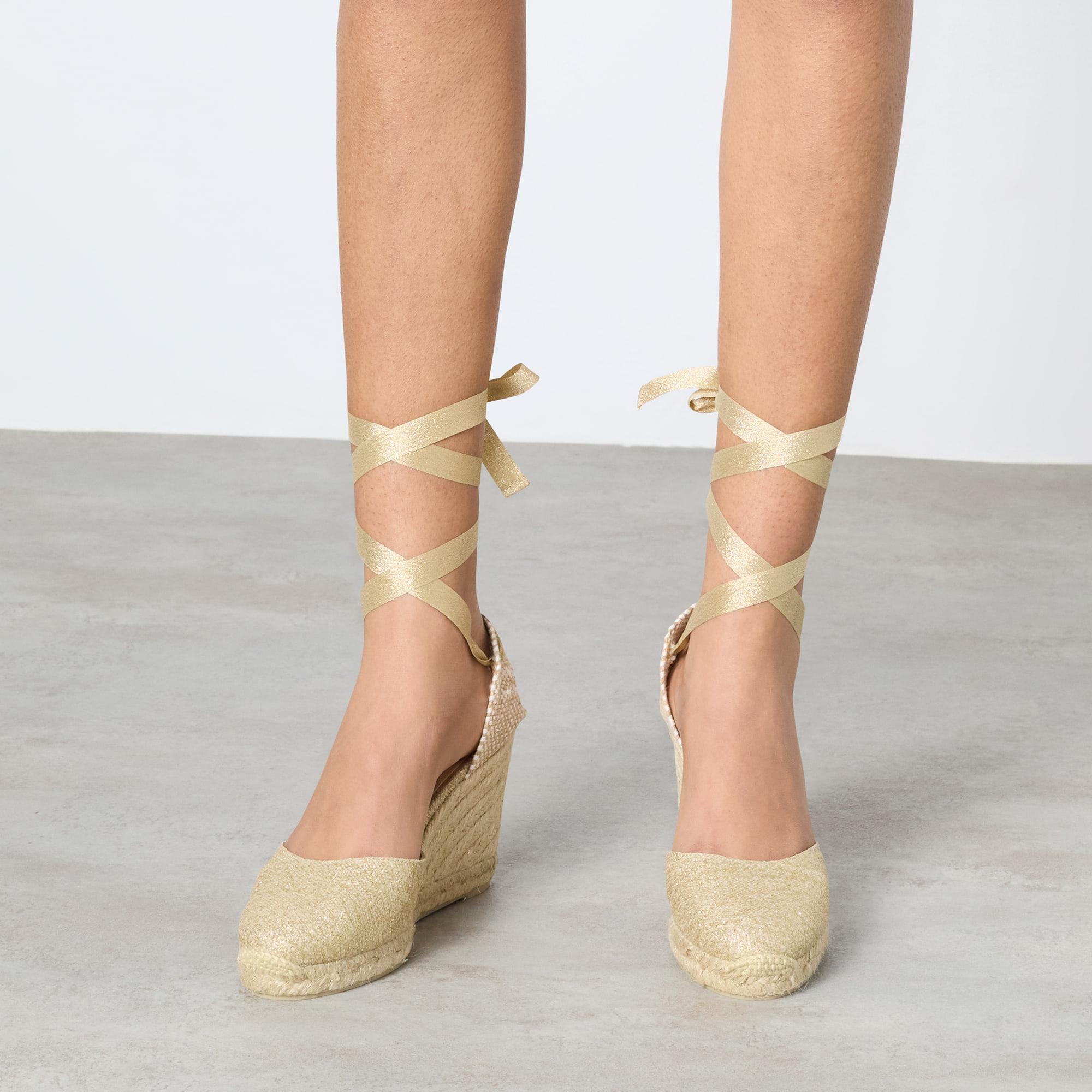 Alpargatas de cuña de mujer Carina en lino metalizado, cierre mediante lazada