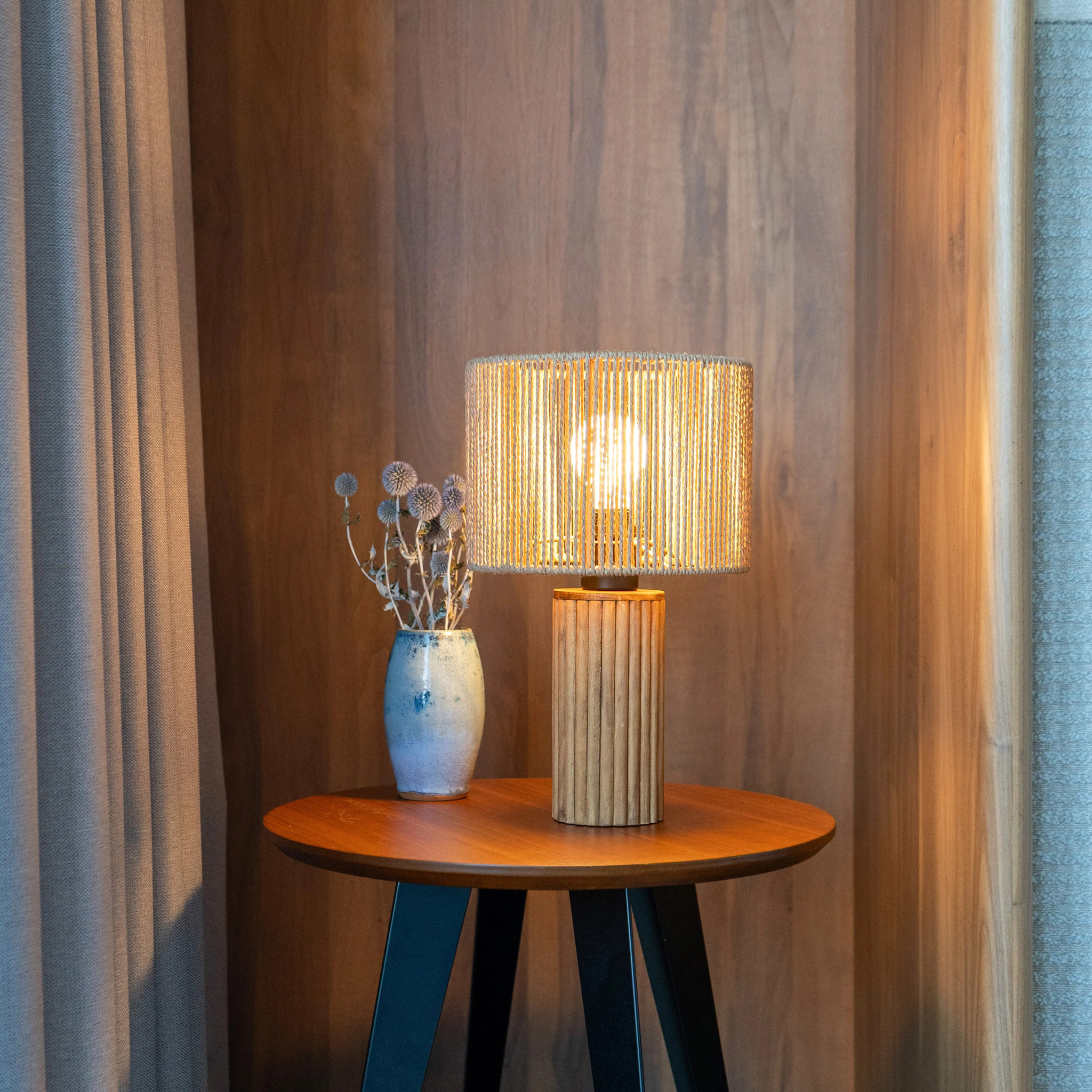 Lampe en papier de corde et socle en rondin de bois - Mira