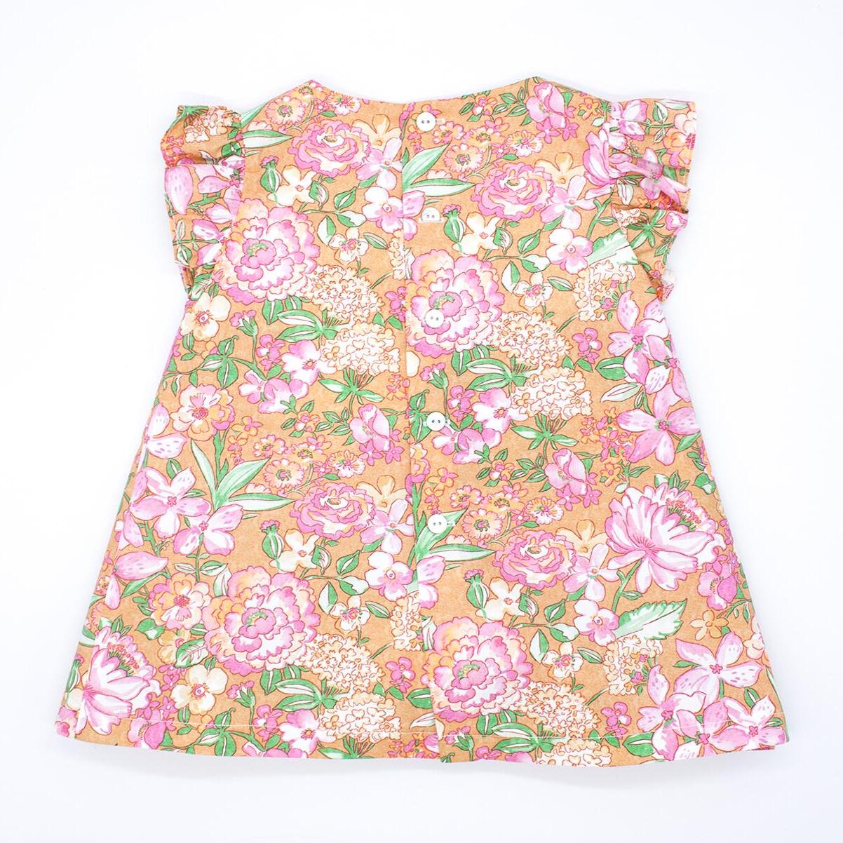 Vestido corto estampado de flores rojas, volantes en las sisas, bolsillos y falda fruncida.