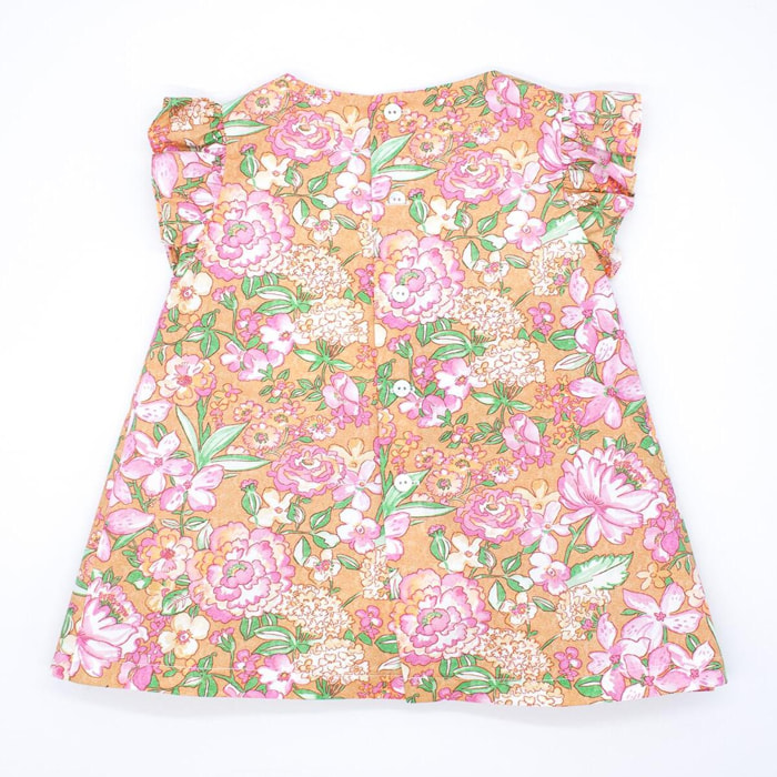 Vestido corto estampado de flores rojas, volantes en las sisas, bolsillos y falda fruncida.