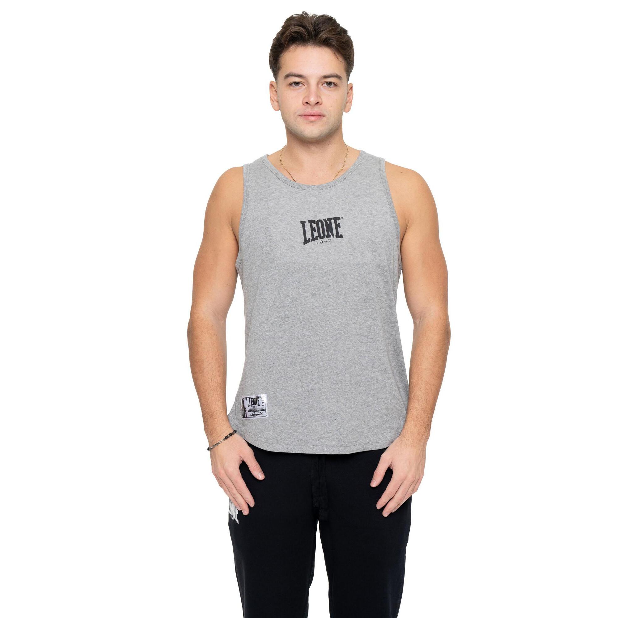 Boxeo del hombre del tanque