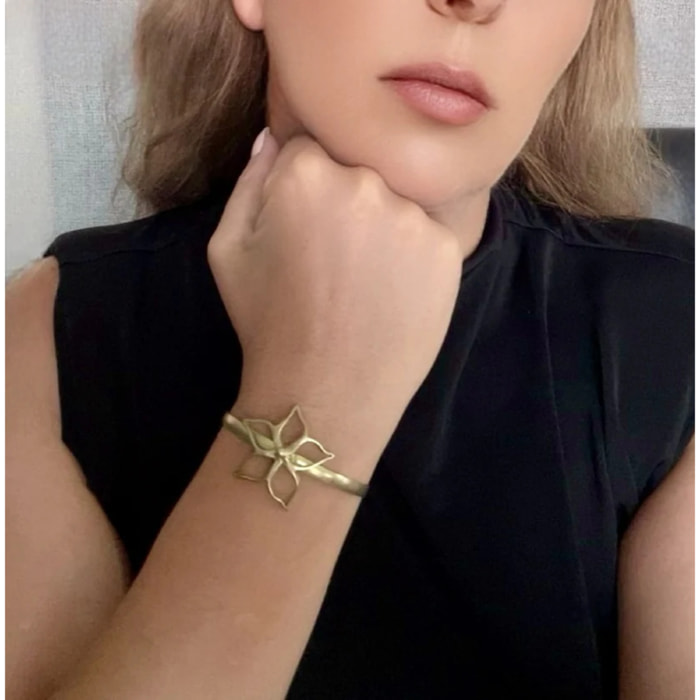 Pulsera brazalete fino IrregularBlom Únic dorado (latón) ajustable