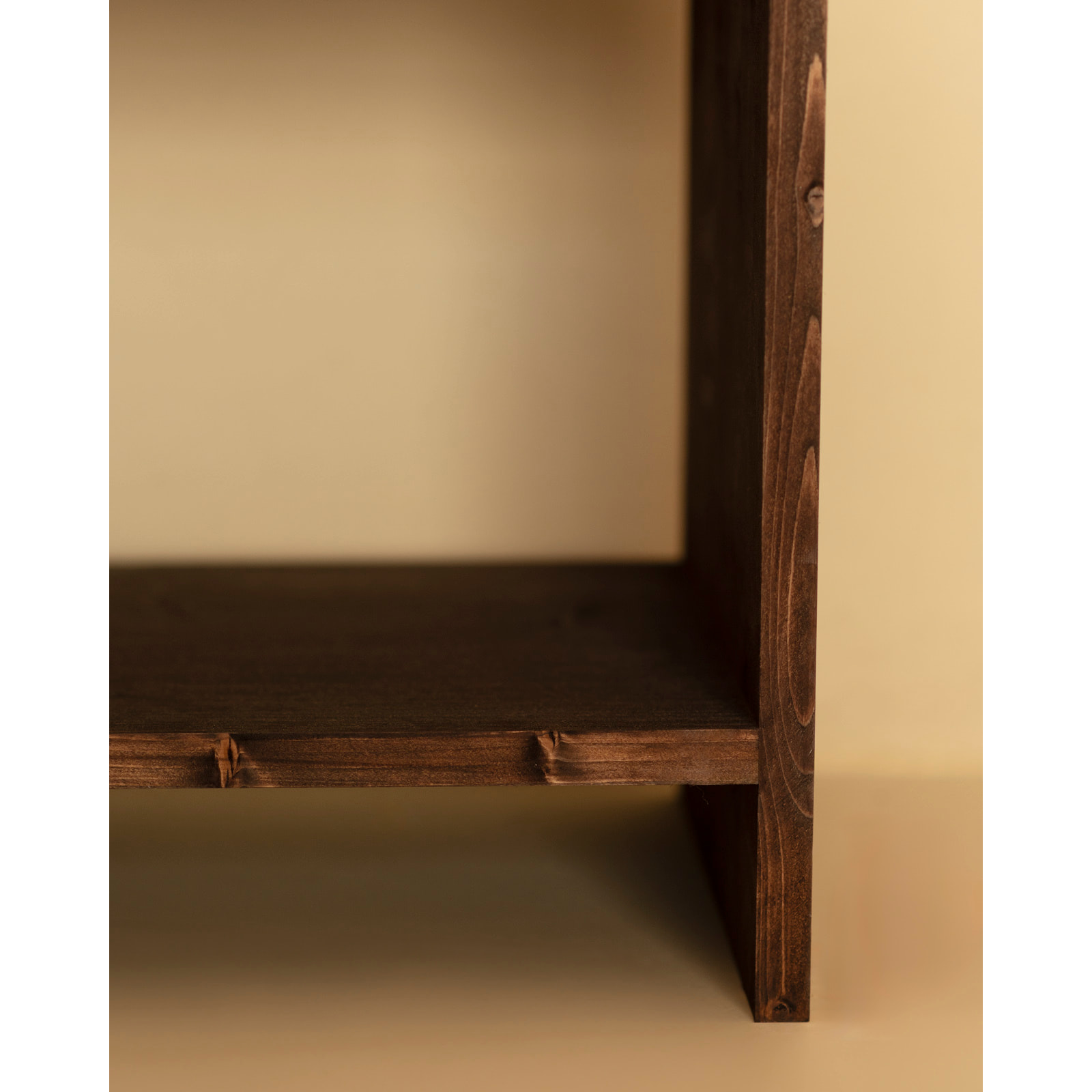 Mesita de noche de madera maciza con un cajón en tono nogal de varias medidas