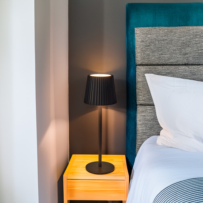 Well Home Lámpara de Mesa Negra LED recargable con 24 luces blancas cálidas y 3 niveles de brillo Ø9x27,5cm