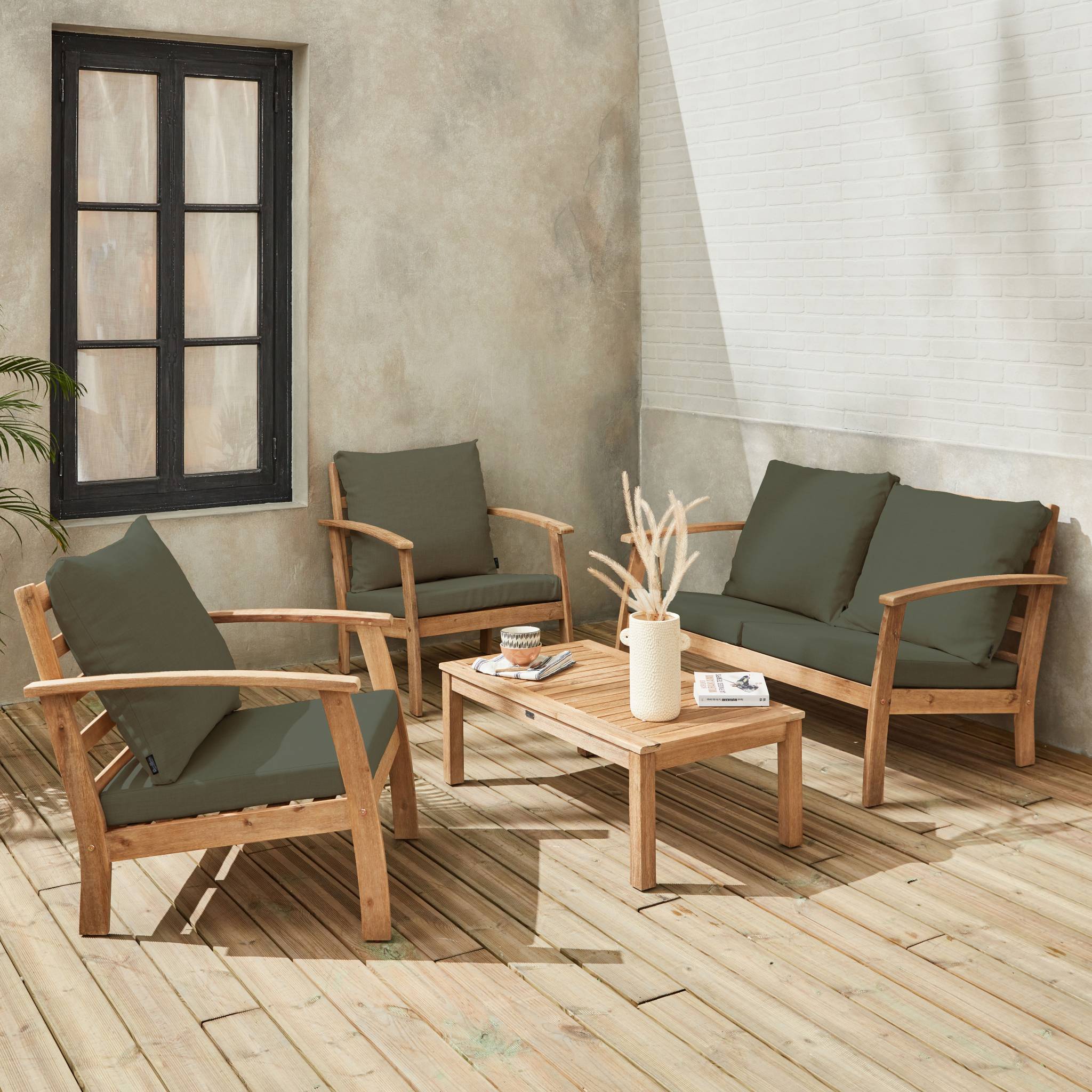 Salon de jardin en bois 4 places Coussins kaki. canapé. fauteuils et table basse en acacia. design