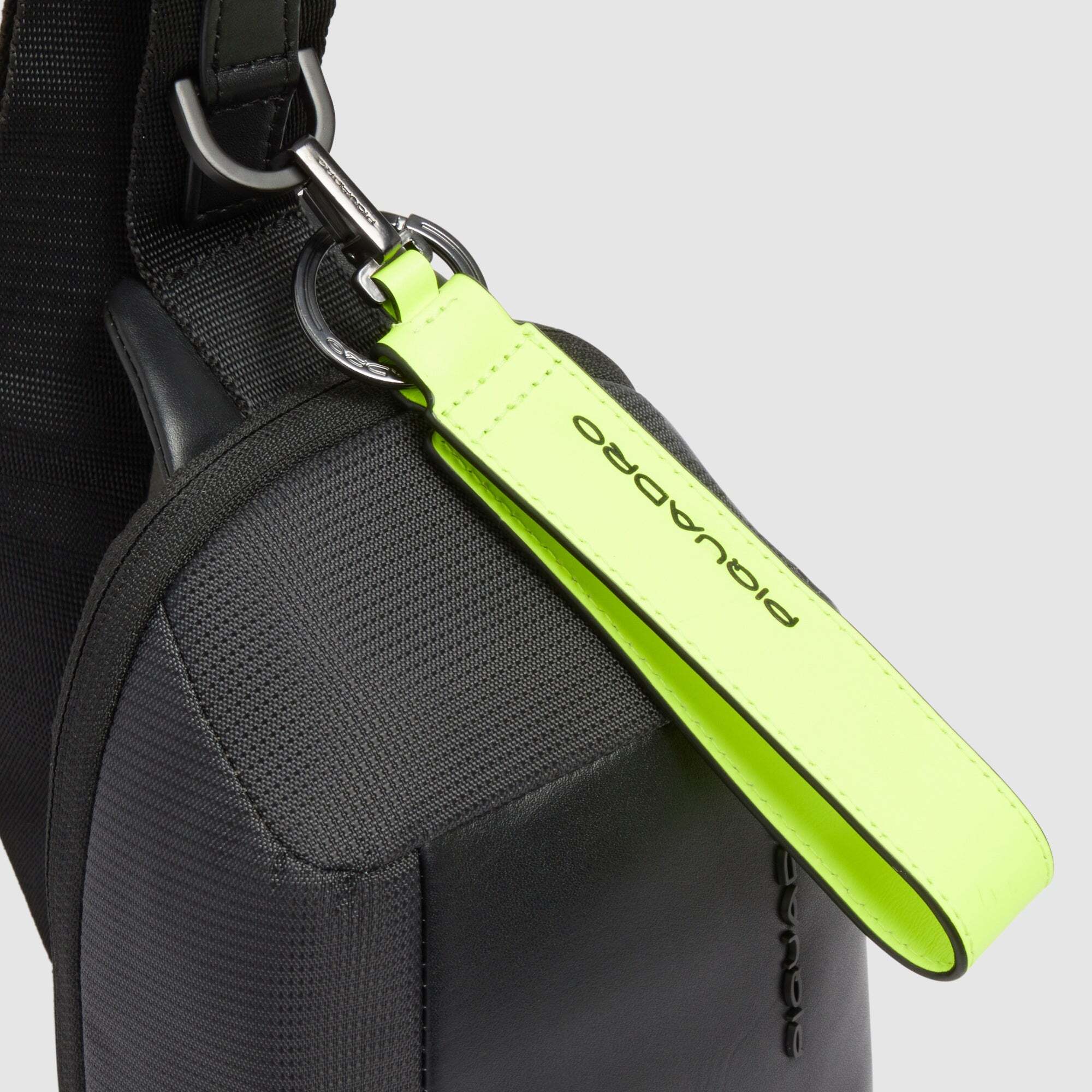 Piquadro Borsello per cellulare in tessuto riciclato