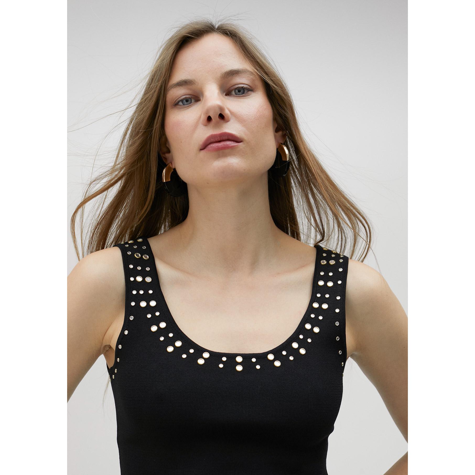 Top in maglia con strass sul collo