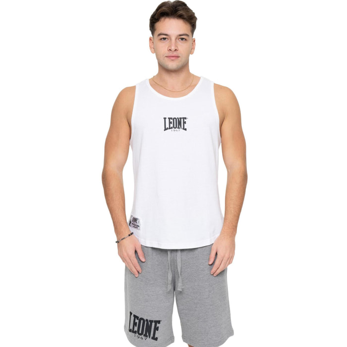 Boxeo del hombre del tanque