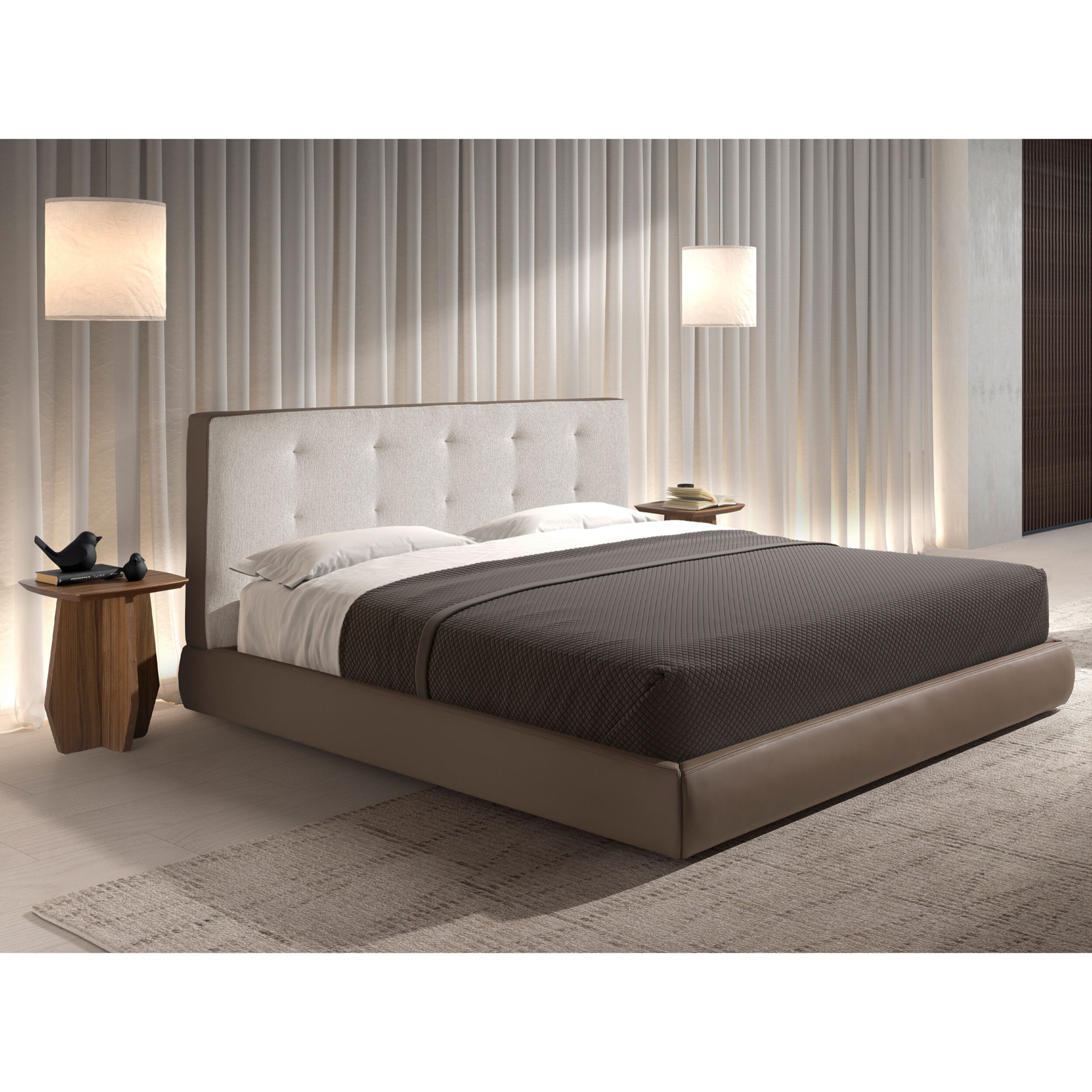 Cama Angel Cerdá capitoné de matrimonio con cabecero en tela en blanco roto y estructura de polipiel en marrón y patas de acero inoxidable en negro 199x224x98cm