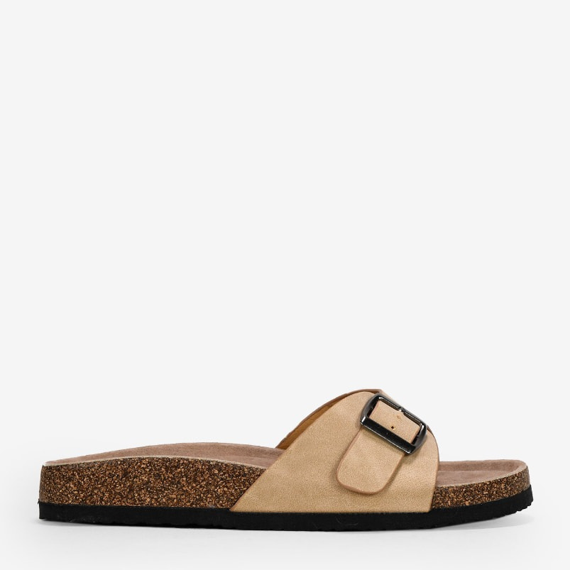 Sandalias planas beige con hebilla