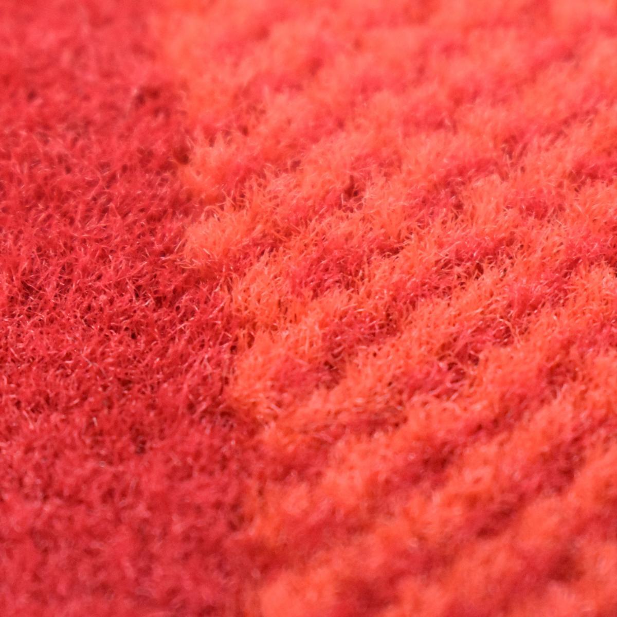 Tapis Ceje motif géométrique dans les teintes rouges