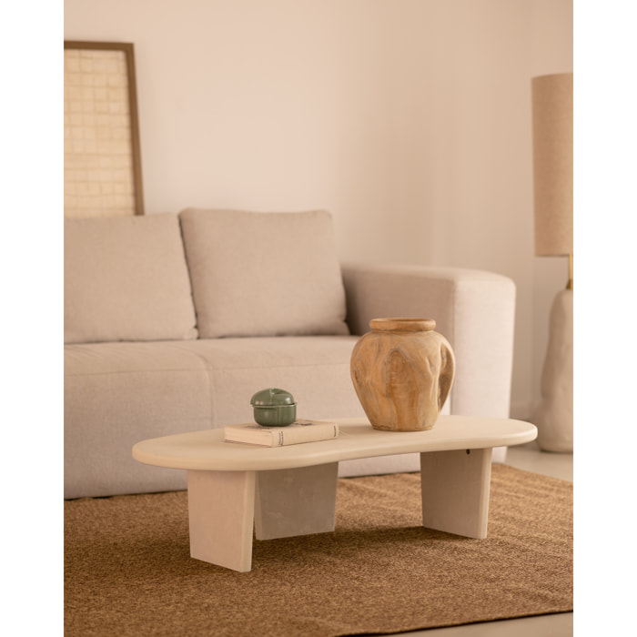 Table basse en microciment aux formes organiques avec trois pieds de teinte blanc cassé de 120cm Hauteur: 30 Longueur: 120 Largeur: 59.4