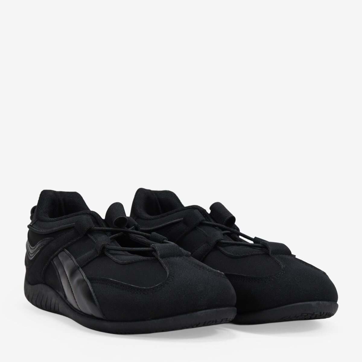 Bailarinas deportivas negras con lazada