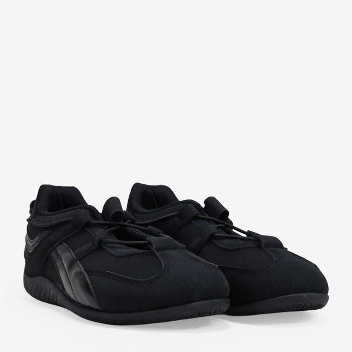 Bailarinas deportivas negras con lazada