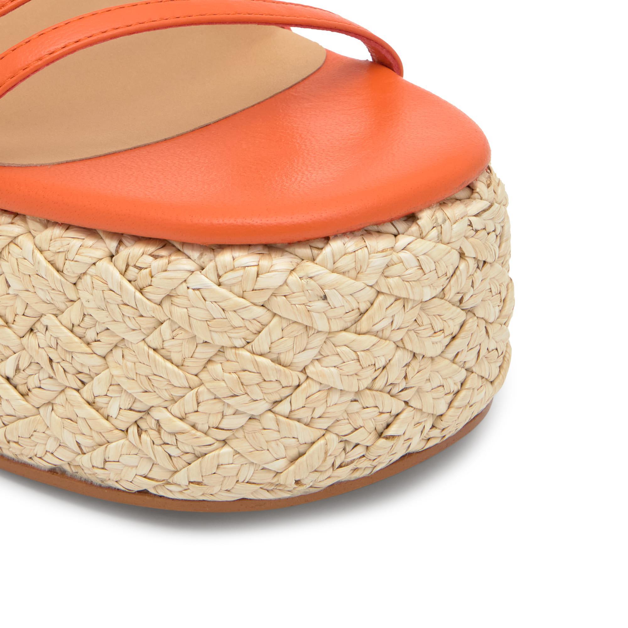 Sandalia destalonada Fiona en napa y rafia con hebilla ajustable